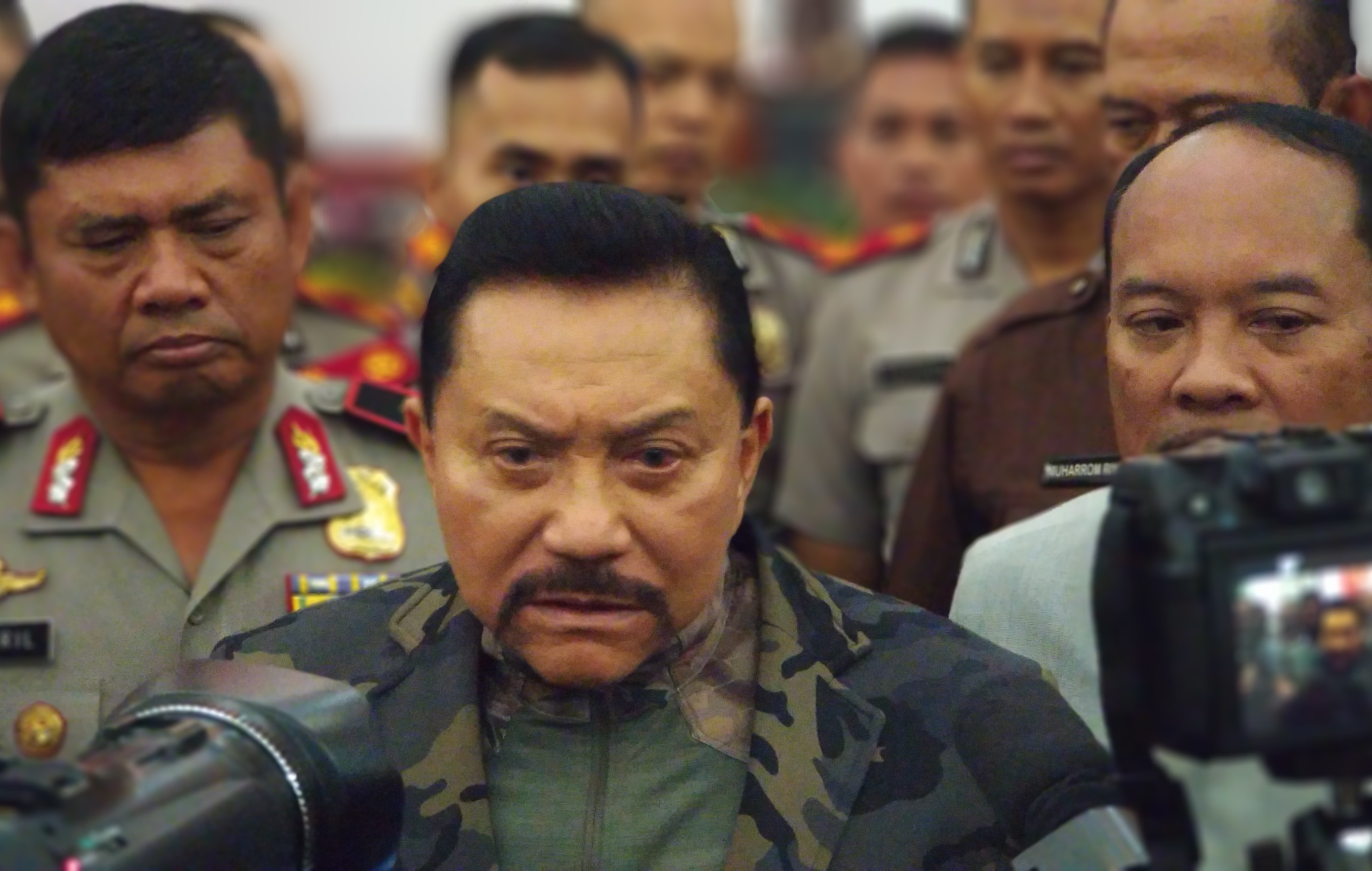 Mantan Kepala Badan Intelijen Negara, (BIN) Jenderal (Purn) AM Hendropriyono (tengah)