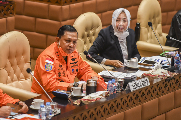 Kepala Badan Nasional Pencarian dan Pertolongan (BNPP) atau Basarnas Marsekal Muda TNI Henri Alfiandi yang terjaring OTT KPK (kiri).jpg