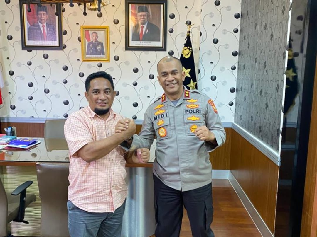 Ketua Forkamri Albert Hama bersama Kapolda Maluku Utara Irjen Midi Siswoko.