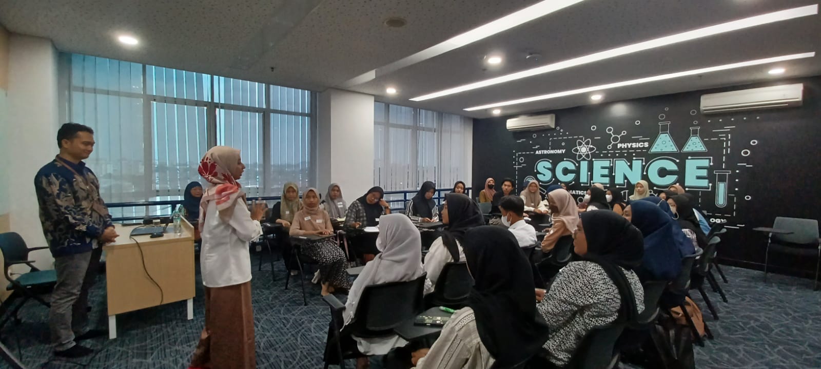  Program Studi Pendidikan Biologi Uhamka menghadirkan Kepala Sekolah Highscope Indonesia, Iko Septo Nugroho, sebagai 'guest teacher'.  