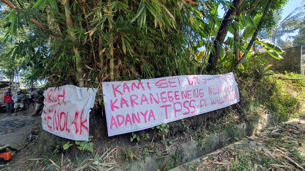 Spanduk penolakan rencana menjadikan lahan di Sleman sebagai TPA sementara.