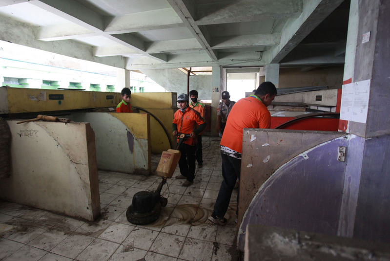 Petugas membersihkan area Pasar Tanah Abang Blok G.