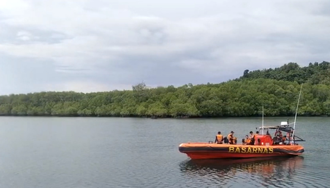 Kapal Basarnas evakuasi awak kapal barang yang terombang-ambing belasan jam di Mentawai.