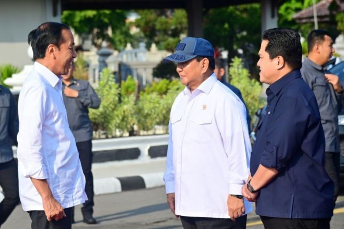 Presiden Jokowi didampingi Menteri Pertahanan Prabowo Subianto dan Menteri BUMN Erick Thohir bersiap mengunjungi Jawa Timur.