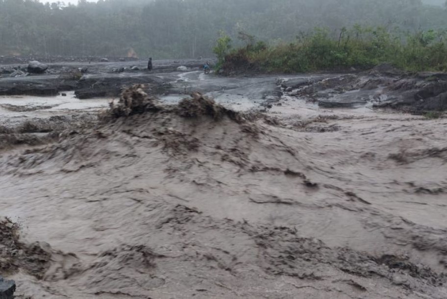 Banjir lahar dingin Semeru yang melanda Kabupaten Lumajang, Jawa Timur