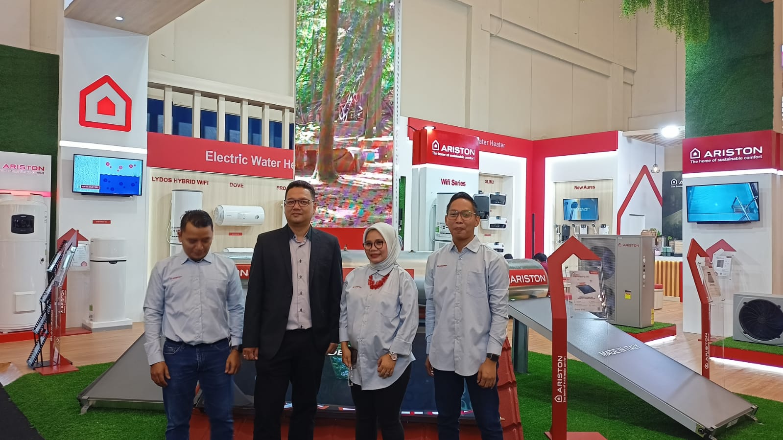  Ariston menghadirkan pemanas air yang memanfaatkan energi terbarukan, seperti solar. 