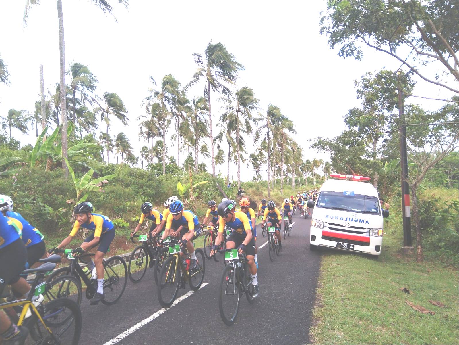 Kendaraan ambulans dari Siloam Hospitals mengiring perjalana para peserta balap sepeda Cycling de Jabar 2023.