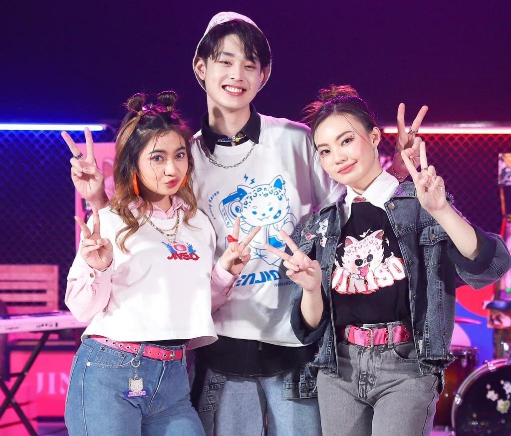 Gaya berpakaian denim-on-denim atau memadupadankan denim dengan denim kini kembali banyak digemari.