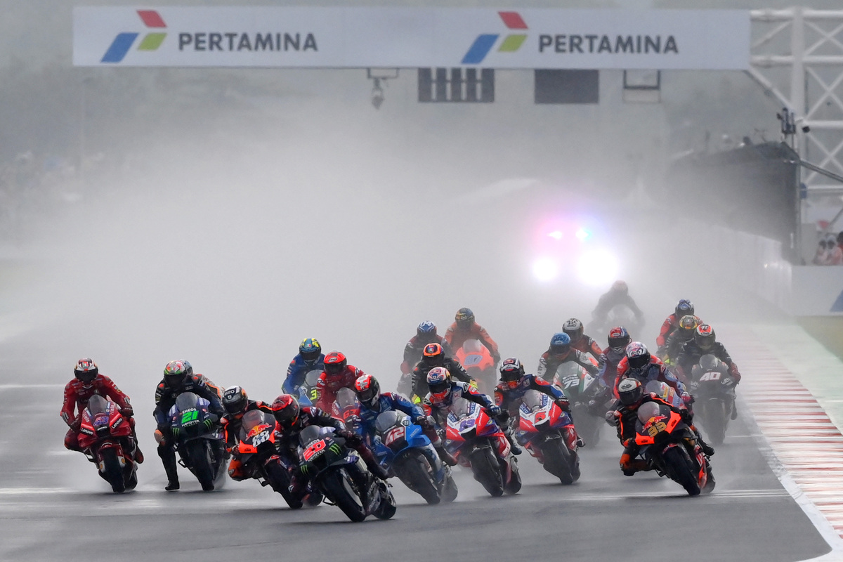 Sejumlah pembalap melaju saat balapan MotoGP Indonesia 2022.