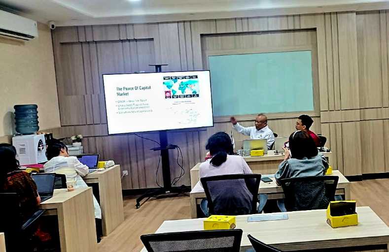 Taprof Bid. Ideologi Lemhannas RI, AM Putut Prabantoro (baju putih) di Fakultas Hukum, Universitas Trisakti, Jakarta, Selasa (4/7).