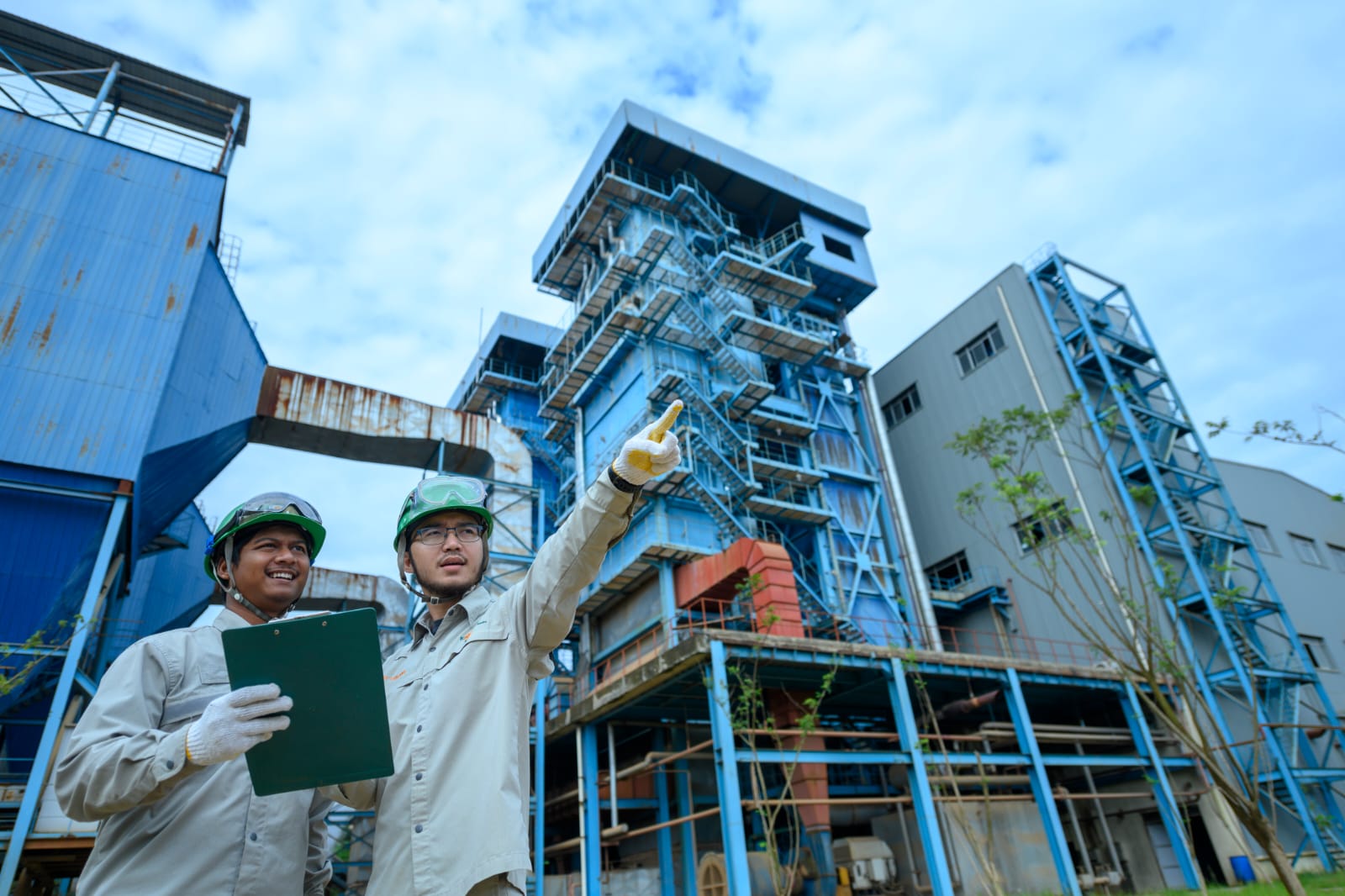  PT Aneka Tambang Tbk. (Antam) memulai tahap awal pengoperasian pabrik feronikel Haltim, di Maluku Utara, pekan lalu.