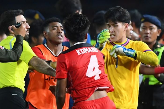 Pemain Timnas U-22 Indonesia Komang terlibat perkelahian dengan kiper Timnas Thailand.  