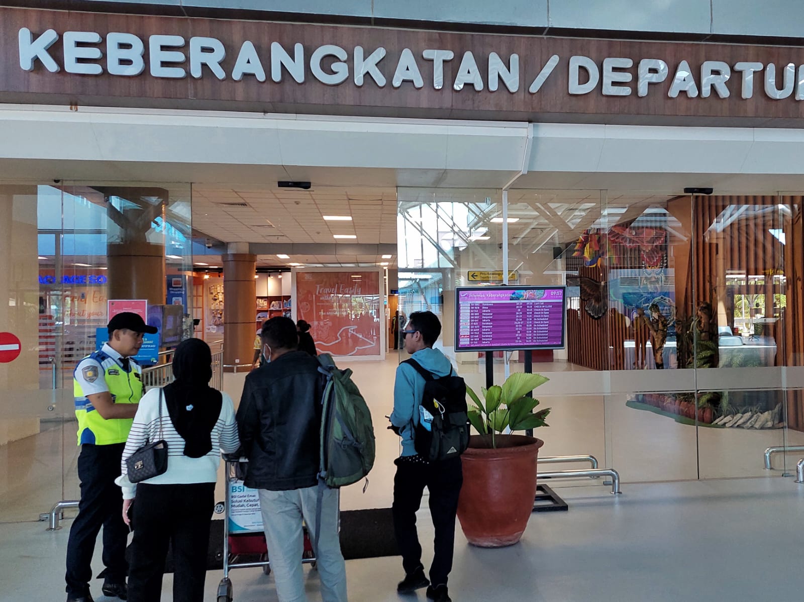 Sejumlah calon penumpang bersiap bepergian dari Bandara Lombok, Nusa Tenggara Barat.