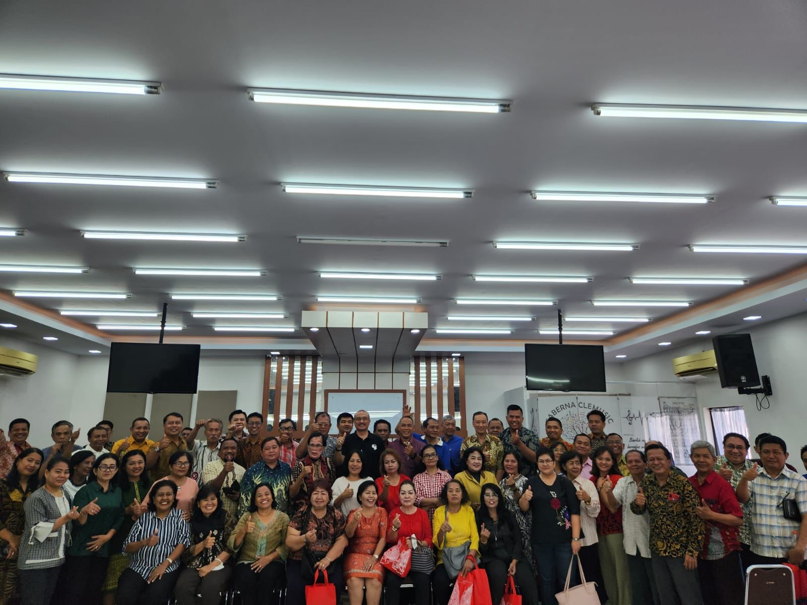 Bacaleg dari PDI Perjuangan Ferdinand Hutahaean saat bertemu Asosiasi Pendeta Indonesia Jakarta Utara.