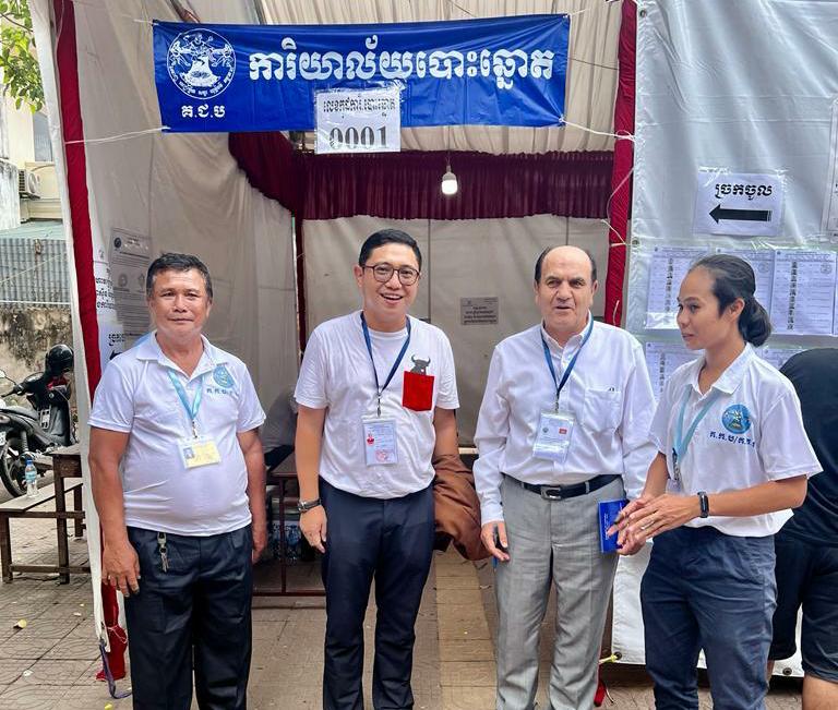 PDIP menunjuk Sekretaris DPC PDIP Jakarta Utara Brando Susanto (kedua dari kiri) mewakili PDIP dalam misi pemantau pemilu di Kamboja.