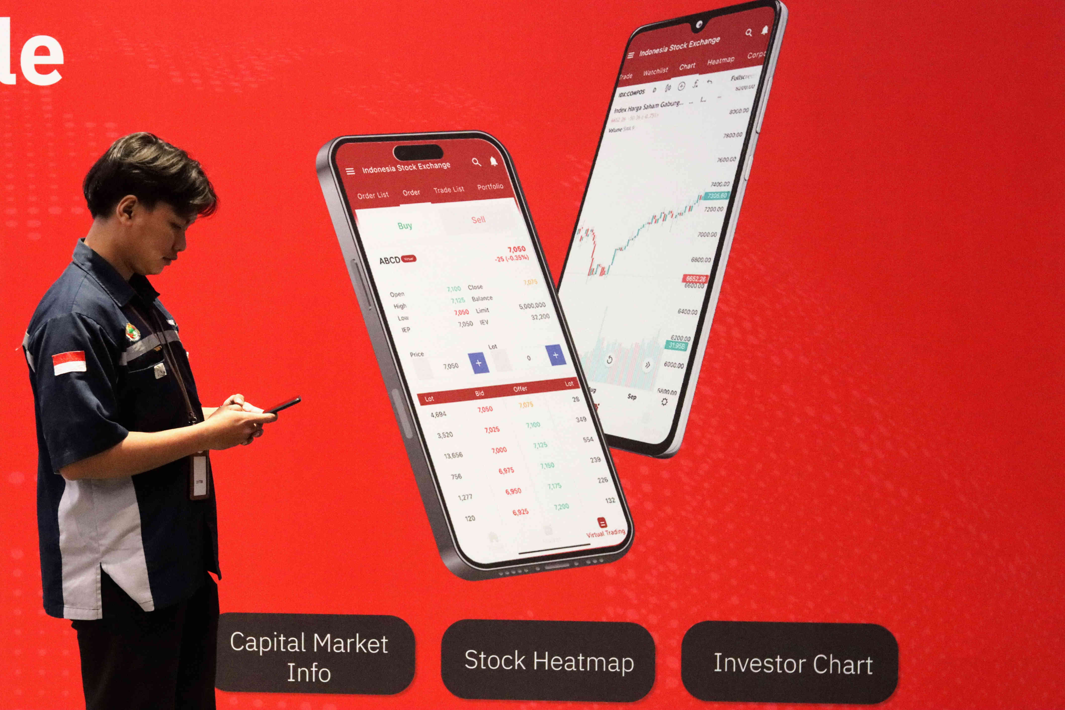 Layar informasi pergerakan Indeks Harga Saham Gabungan (IHSG) di Bursa Efek Indonesia, Jakarta, Rabu (18/7).