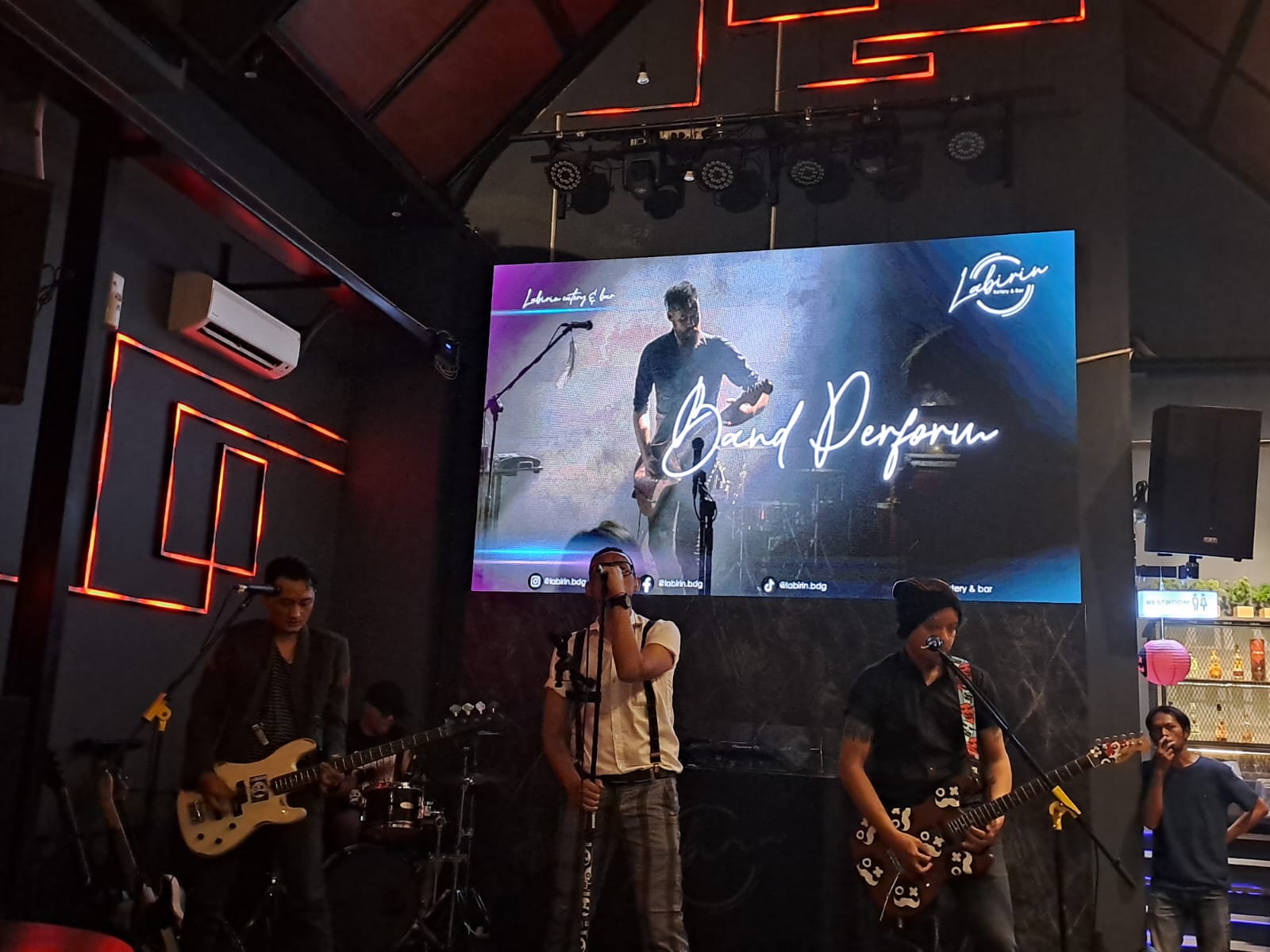 Ombram manggung di salah satu lokasi hiburan malam di Kota Bandung