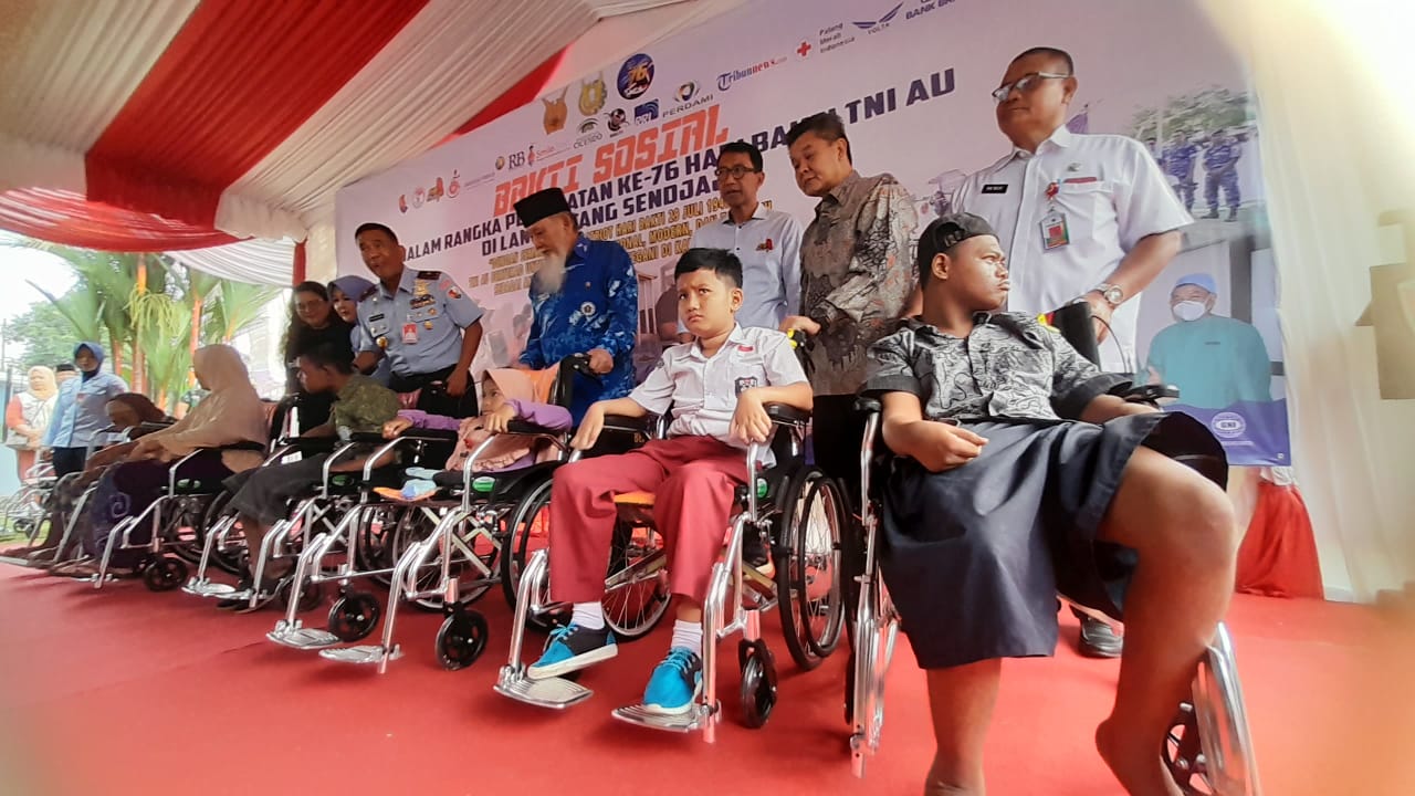 Kick Andy dan TNI AU Berbagi Asa Di Lanud Atang Sanjaya