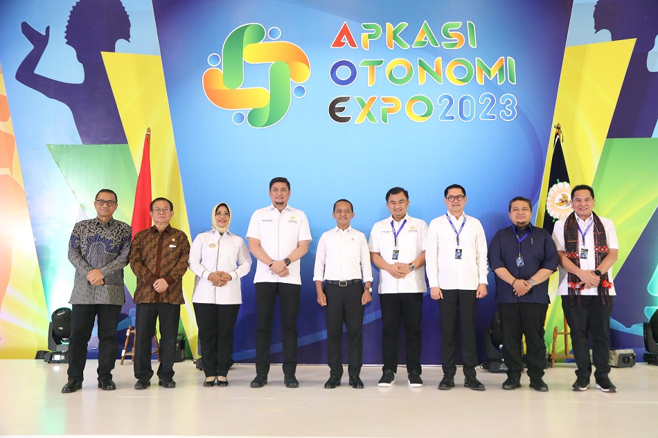 Menteri Investasi/Kepala BKPM Bahlil Lahadalia foto bersama dengan Dewan Pengurus Apkasi usai menutup AOE 2023 di ICE BSD, Tangerang.