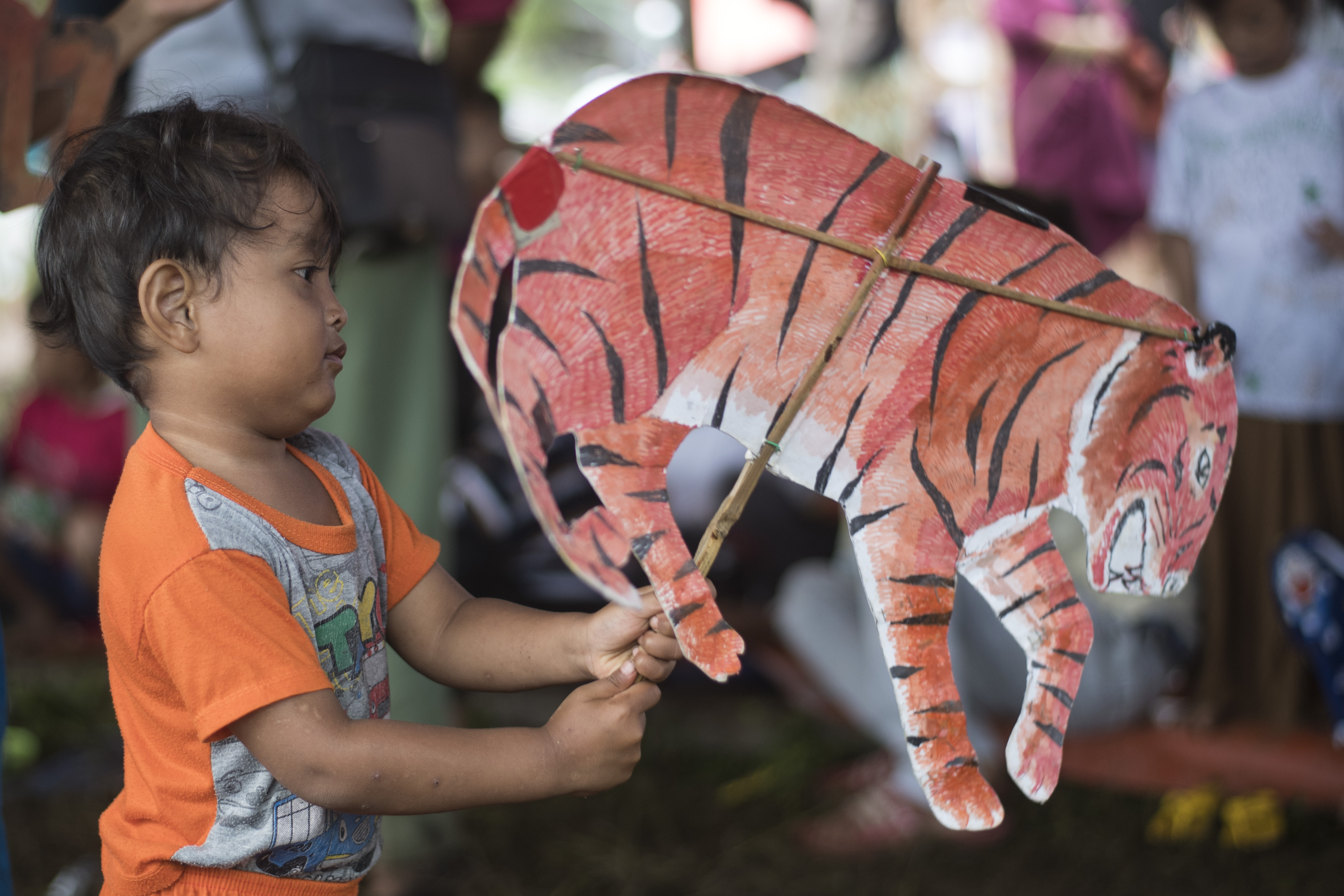 Seorang anak korban gempa bercerita dengan menggunakan wayang berkarakter hewan bersama Pendongeng keliling satwa langka Indonesia