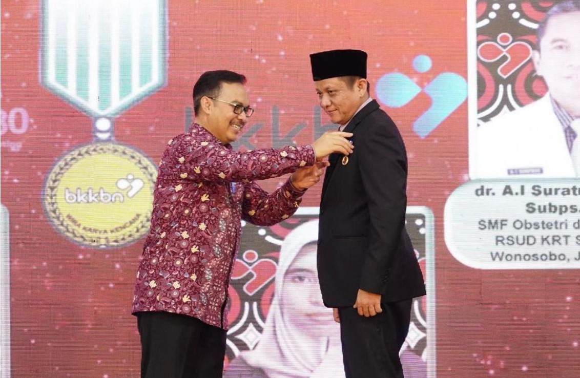 Bupati OKU Timur Lanosin menerima penghargaan Manggala Karya Kencana dari Ketua BKKBN Hasto Wardoyo.