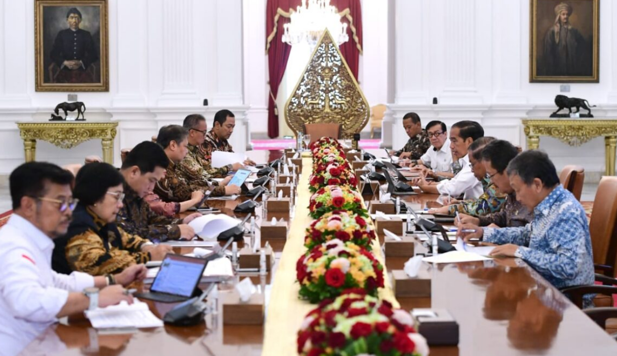 Presiden Joko Widodo menggelar rapat terbatas penyelesaian perundingan IEU-CEPA di Istana Merdeka, Jakarta, Kamis, 13 Juli 2023. 