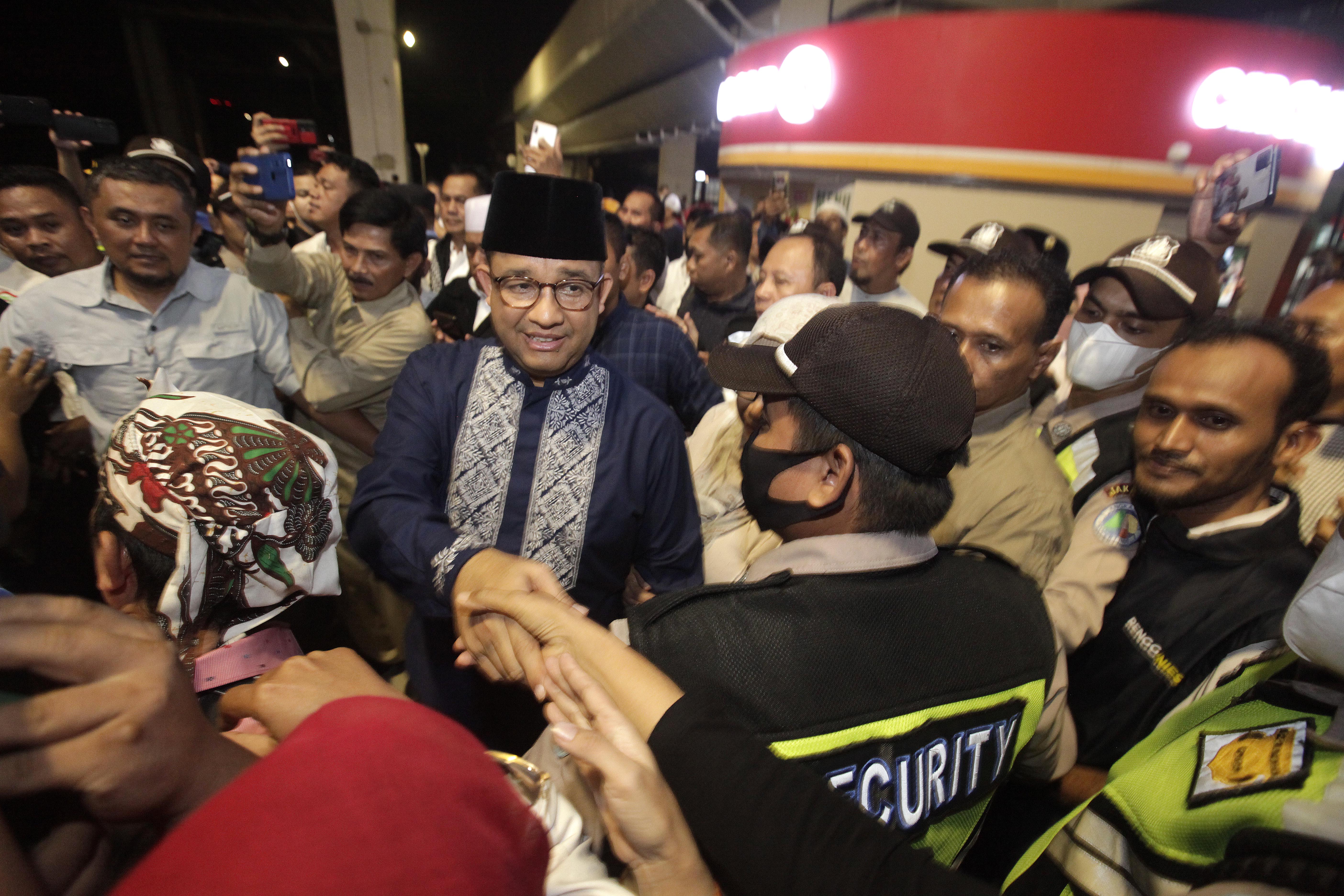 Bacapres dari Koalisi Perubahan untuk Persatuan (KPP) Anies Baswedan disambut relawan setibanya di kedatangan internasioanl Terminal 3