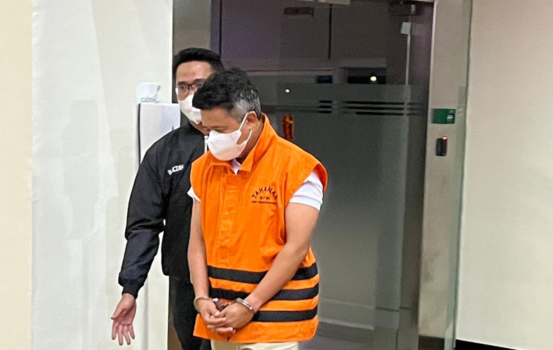 Henri Alfiandi yang seharusnya bulan depan menikmati masa pensiun, kini harus berada di balik jeruji karena terjaring OTT KPK.