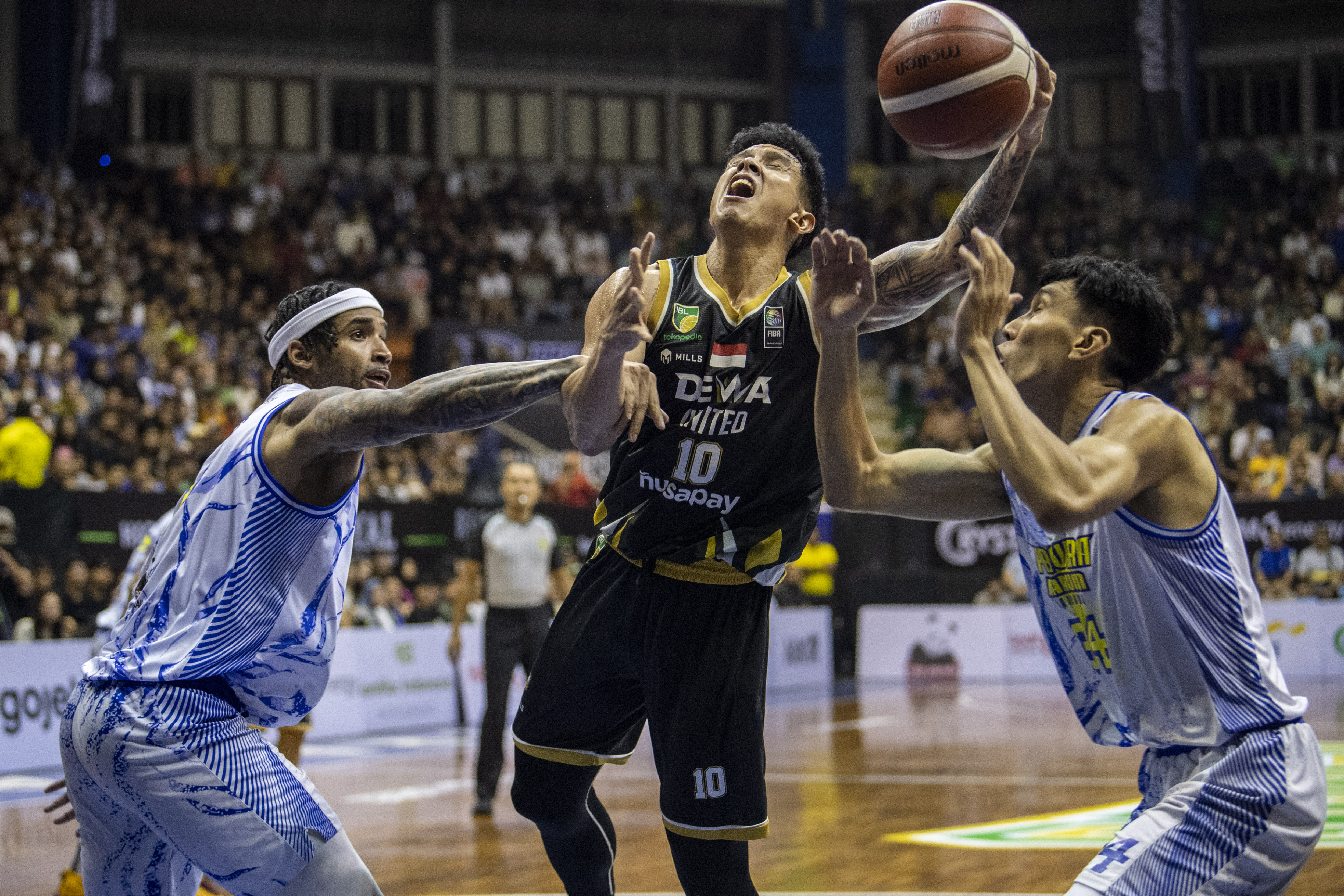 Dua pebasket Prawira Harum Bandung Brandone Francis (kiri) dan Pandu Wiguna (kanan).
