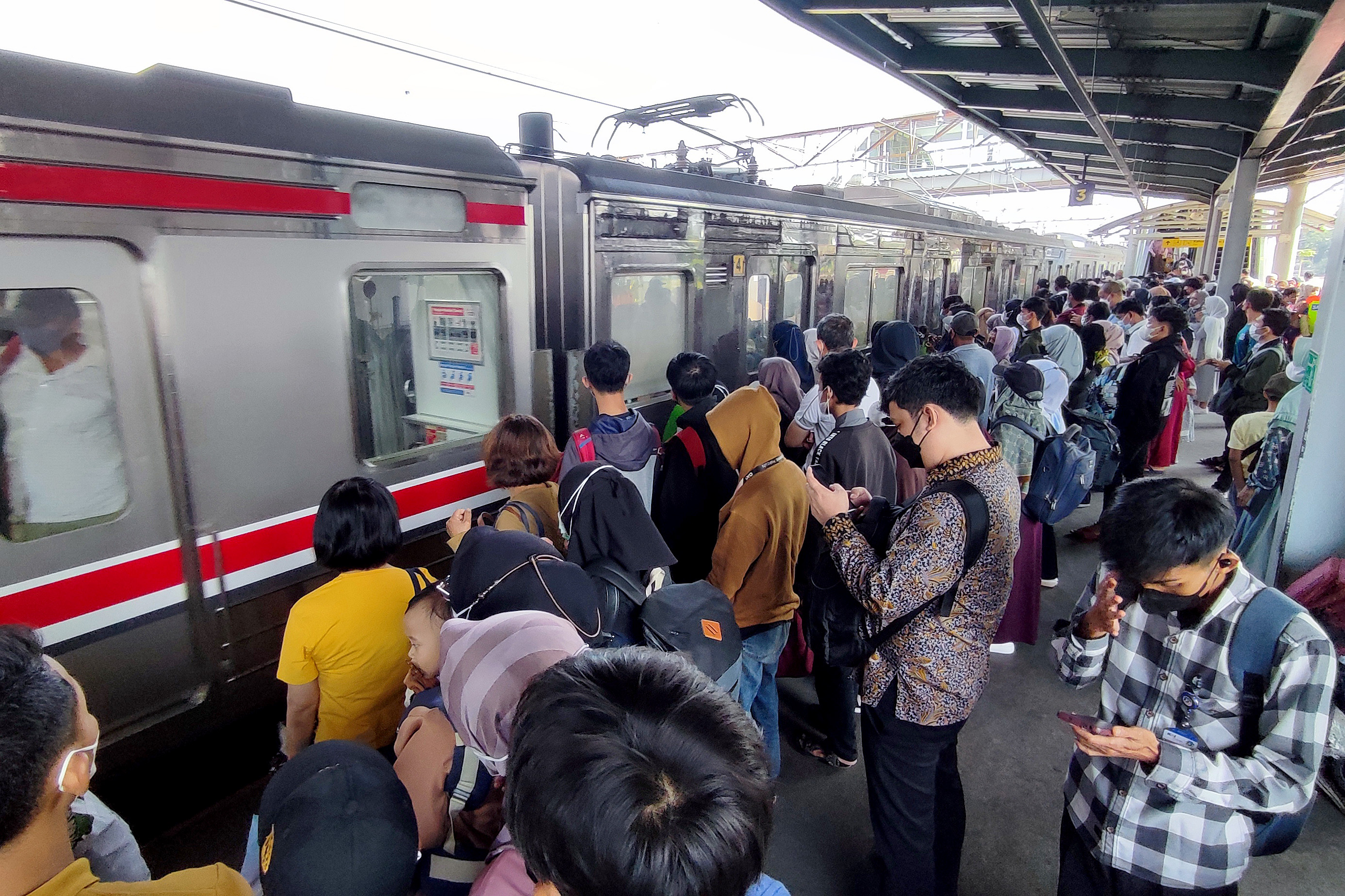 Kondisi kepadatan penumpang yang menunggu kedatangan kereta di Stasiun Tanah Abang, Jakarta.