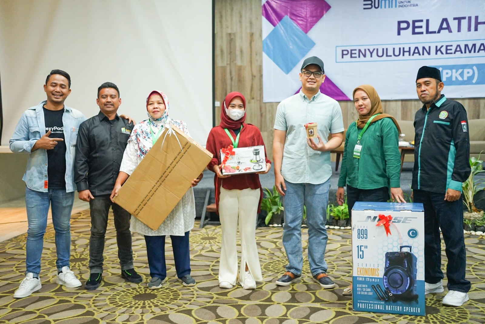 Anggota Komisi VI DPR RI Fraksi PKB, Tommy Kurniawan dan para pelaku UMKM di Bogor. 