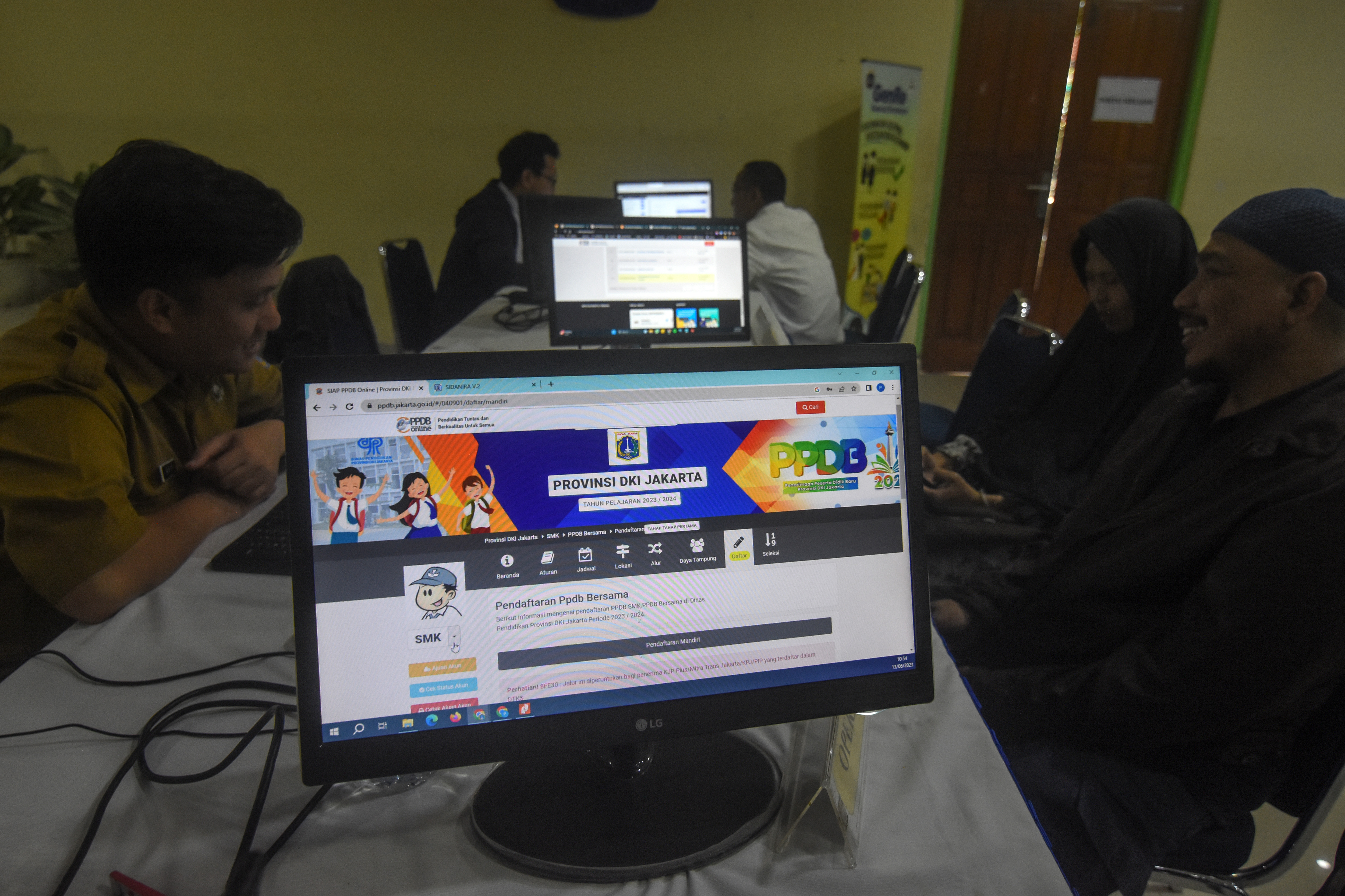 Petugas membantu proses PPDB di Jakarta