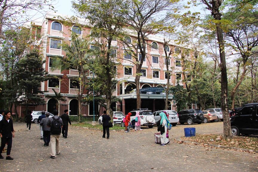 Suasana Pondok Pesantren Al Zaytun yang dipimpin oleh Panji Gumilang.