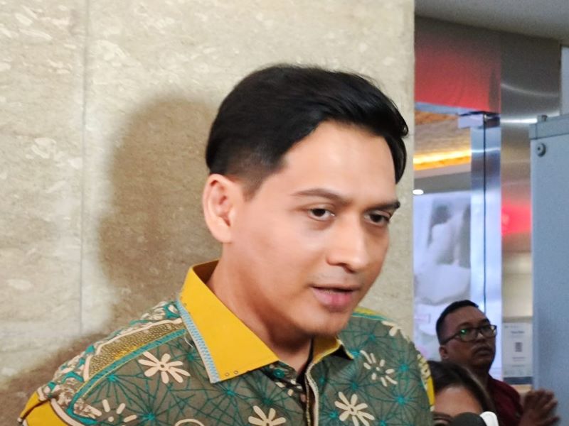 Mantan Wakil Bupati Indramayu Lucky Hakim memenuhi panggilan polisi.