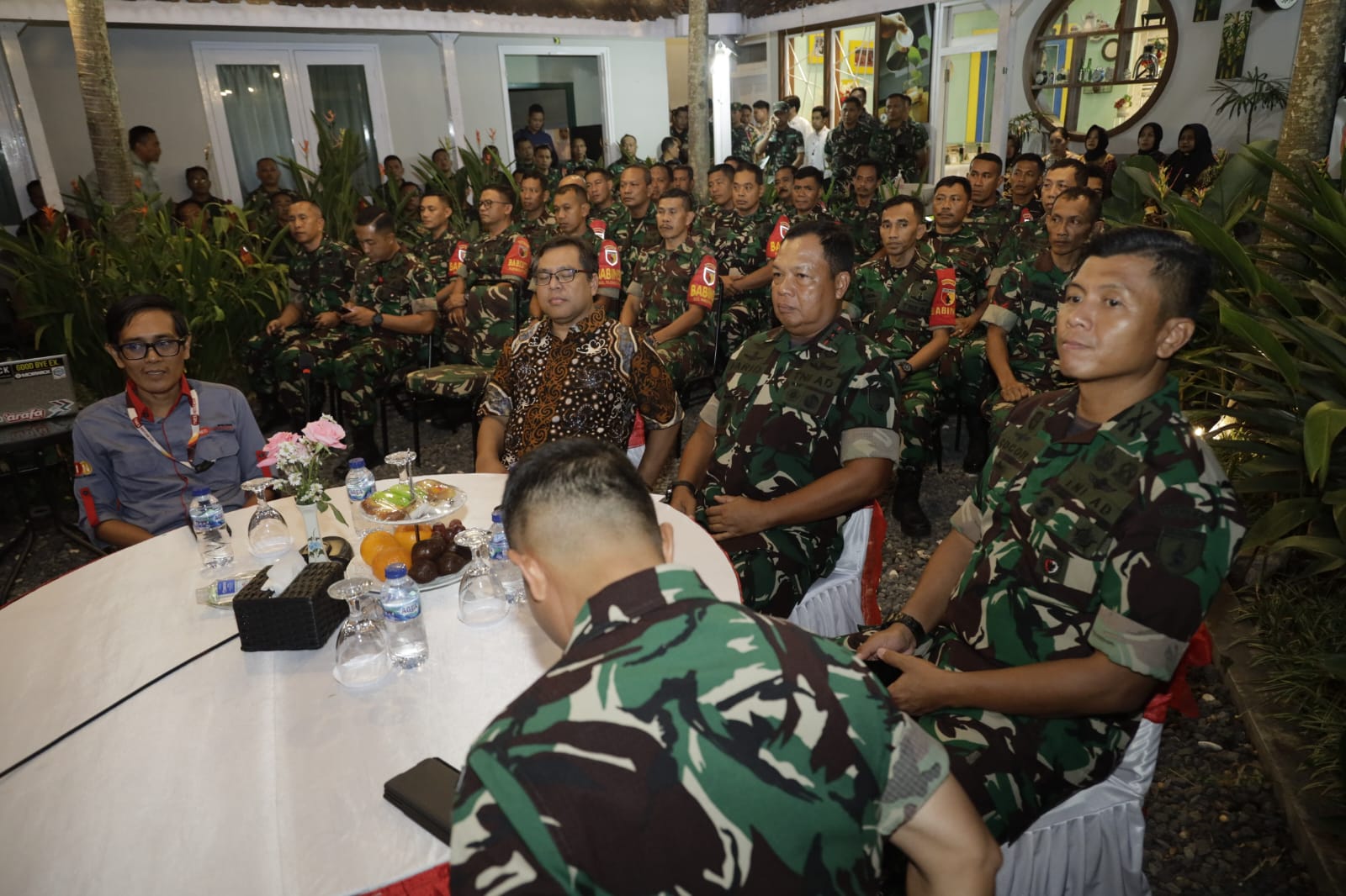 Pangdam V Brawijaya  saat meluncurkan Program Babinsa Duta Informasi Positif di Kantor Times Indonesia di Kota Malang