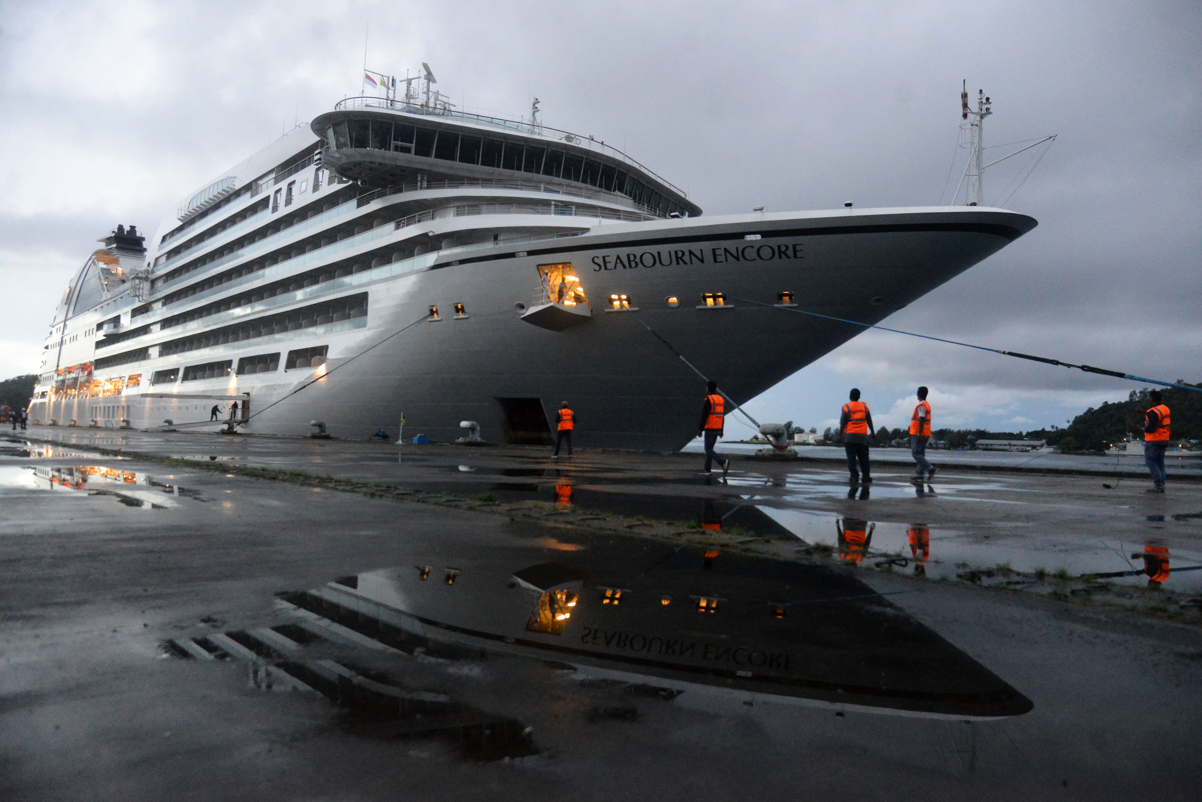 Petugas menambatkan tali jangkar sebuah kapal pesiar di pelabuhan CT3 Badan Pengusahaan Kawasan Sabang (BPKS) Provinsi Aceh.