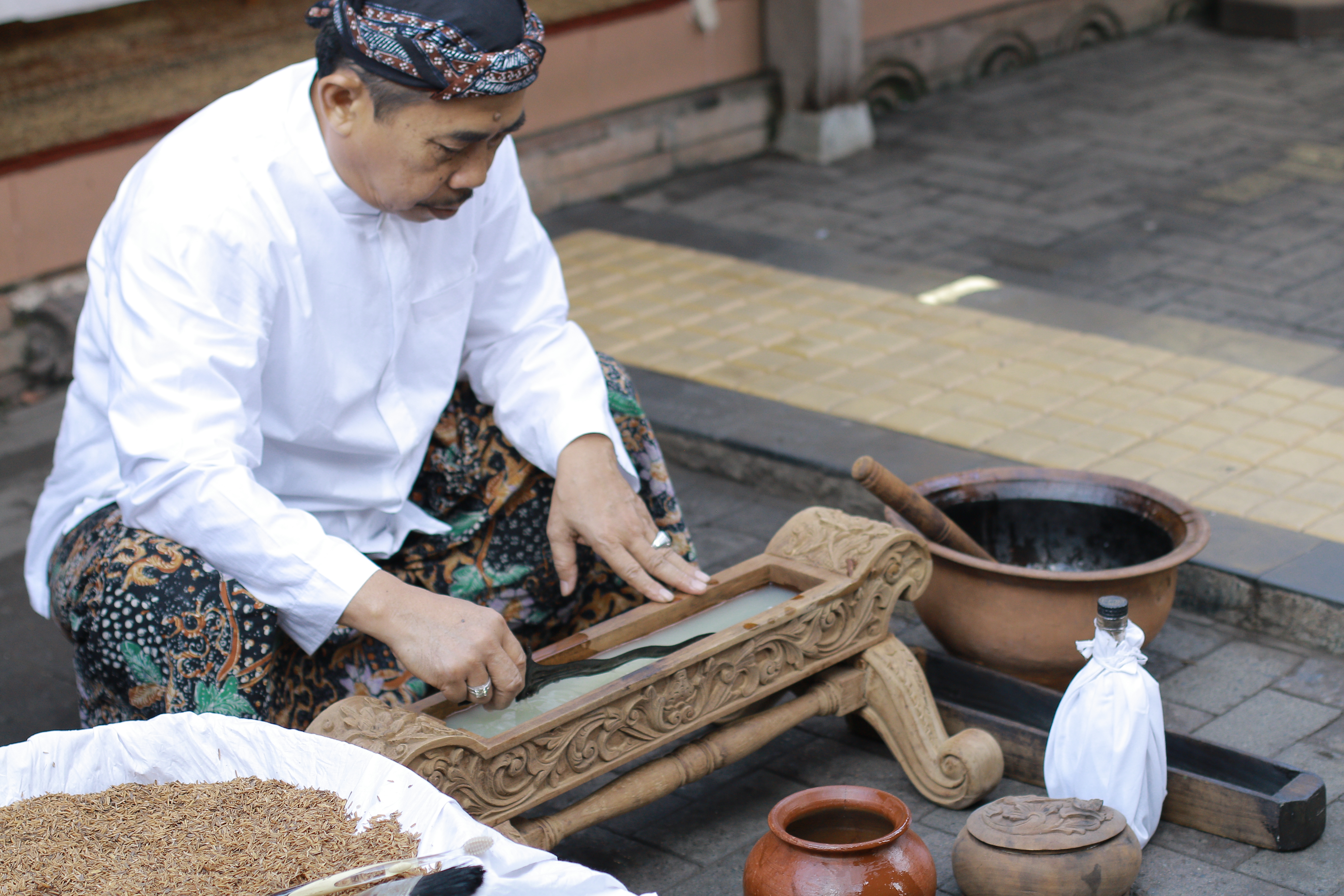 Ritual pejamasan atau pencucian benda pusaka di malam 1 Suro atau Muharram