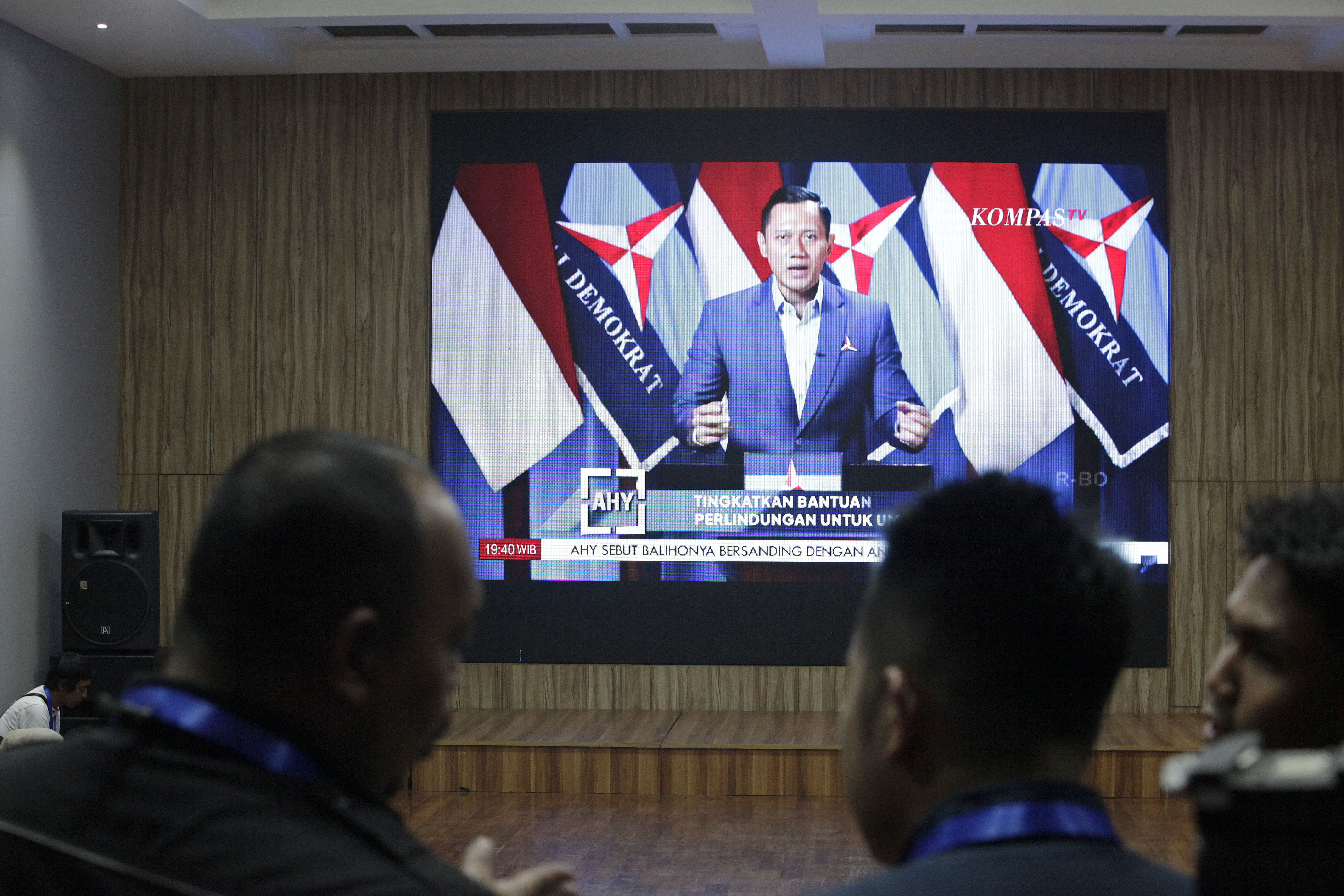 Ketua Umum Partai Demokrat Agus Harimurti Yudhoyono menyampaikan pidato politiknya melalui layar besar di Kantor DPP Partai Demokrat