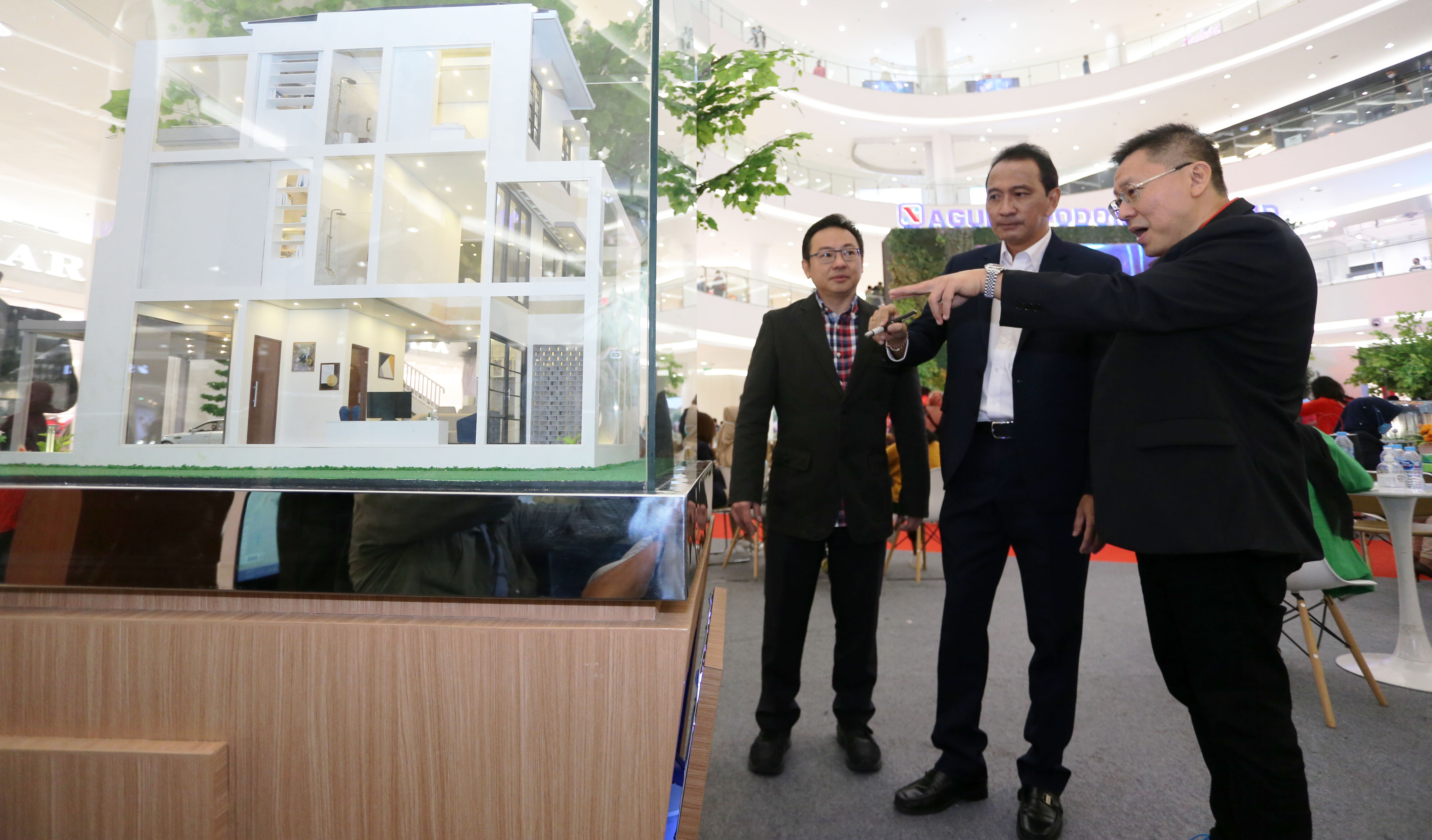 Marketing Director PT Agung Podomoro Land Tbk Agung Wirajaya (tengah), Chief Marketing Officer Bukit Podomoro Jakarta Zaldy Wihardja (kiri) 