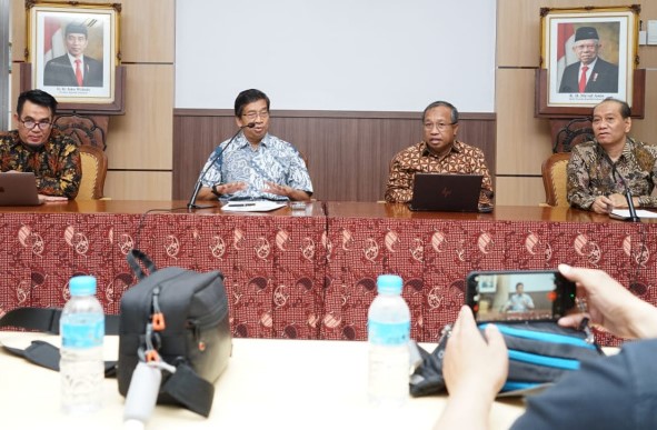 Rektor UNS Jamal Wiwoho (kedua dari kiri) didampingi para wakil rektor menggelar jumpa pers terkait tudingan mantan wakil ketua MWA.