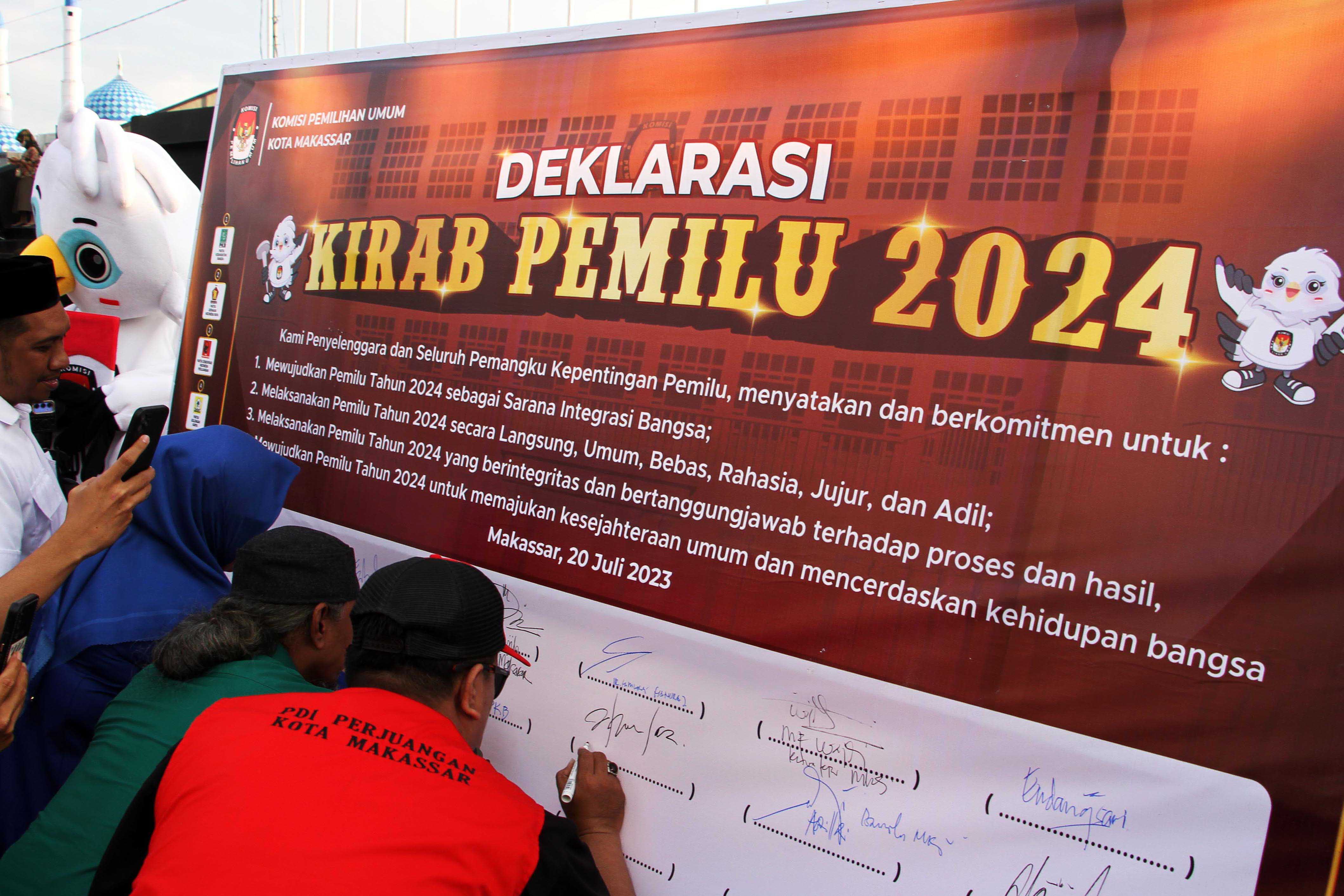 Sejumlah perwakilan partai peserta pemilu melakukan penandatanganan deklarasi saat pembukaan Kirab Pemilu 2024 di Makassar, Sulsel.