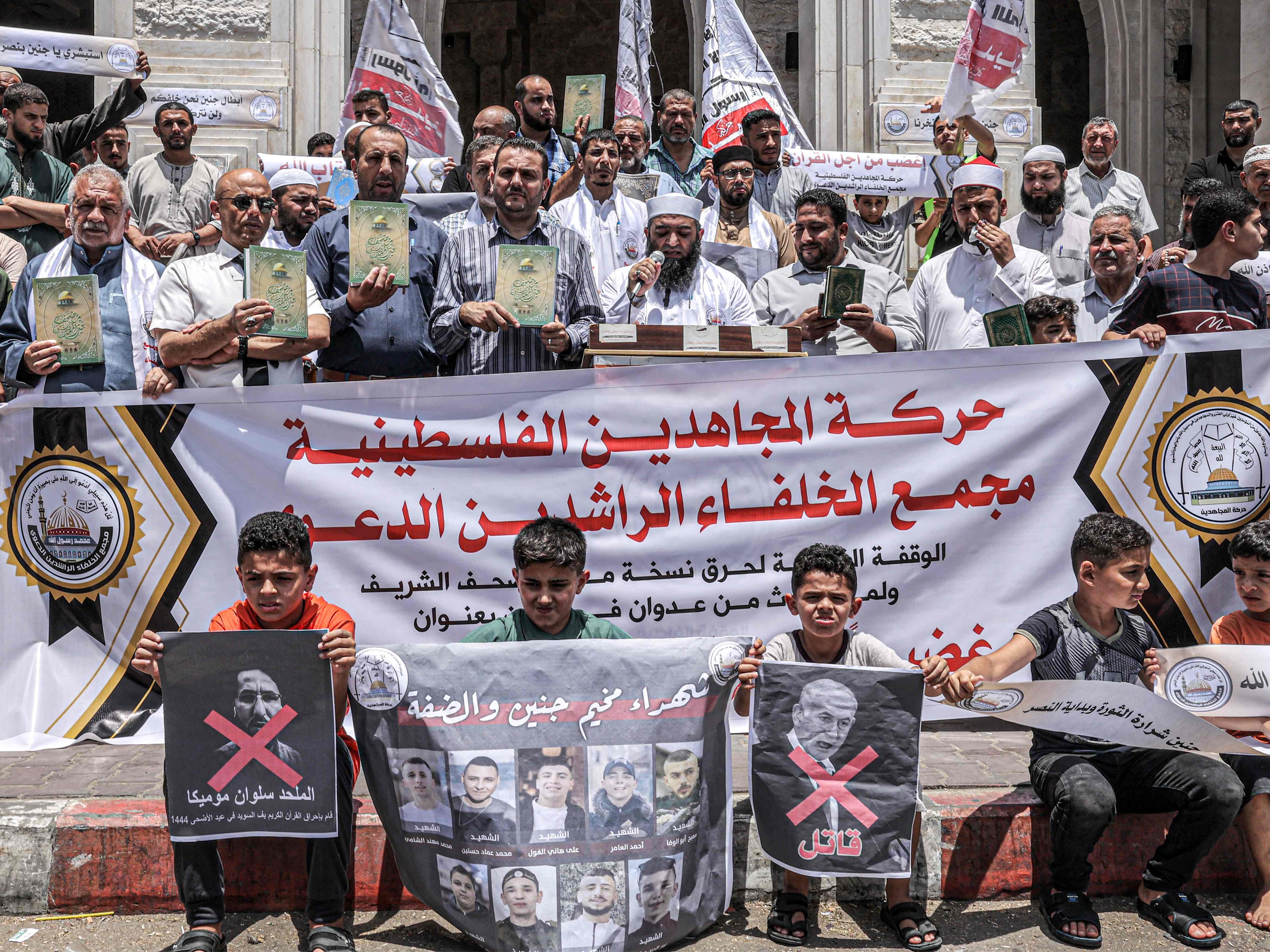 Warga Palestina berkumpul di luar masjid di Rafah di Jalur Gaza selatan pada 4 Juli 2023 menentang operasi militer Israel.