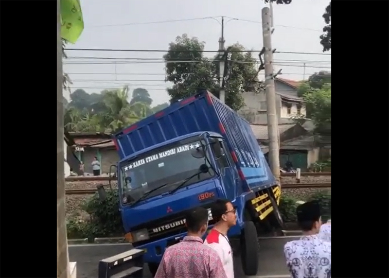 Sebuah Truk Tabrak Tiang Listrik, Ganggu Perjalanan KRL