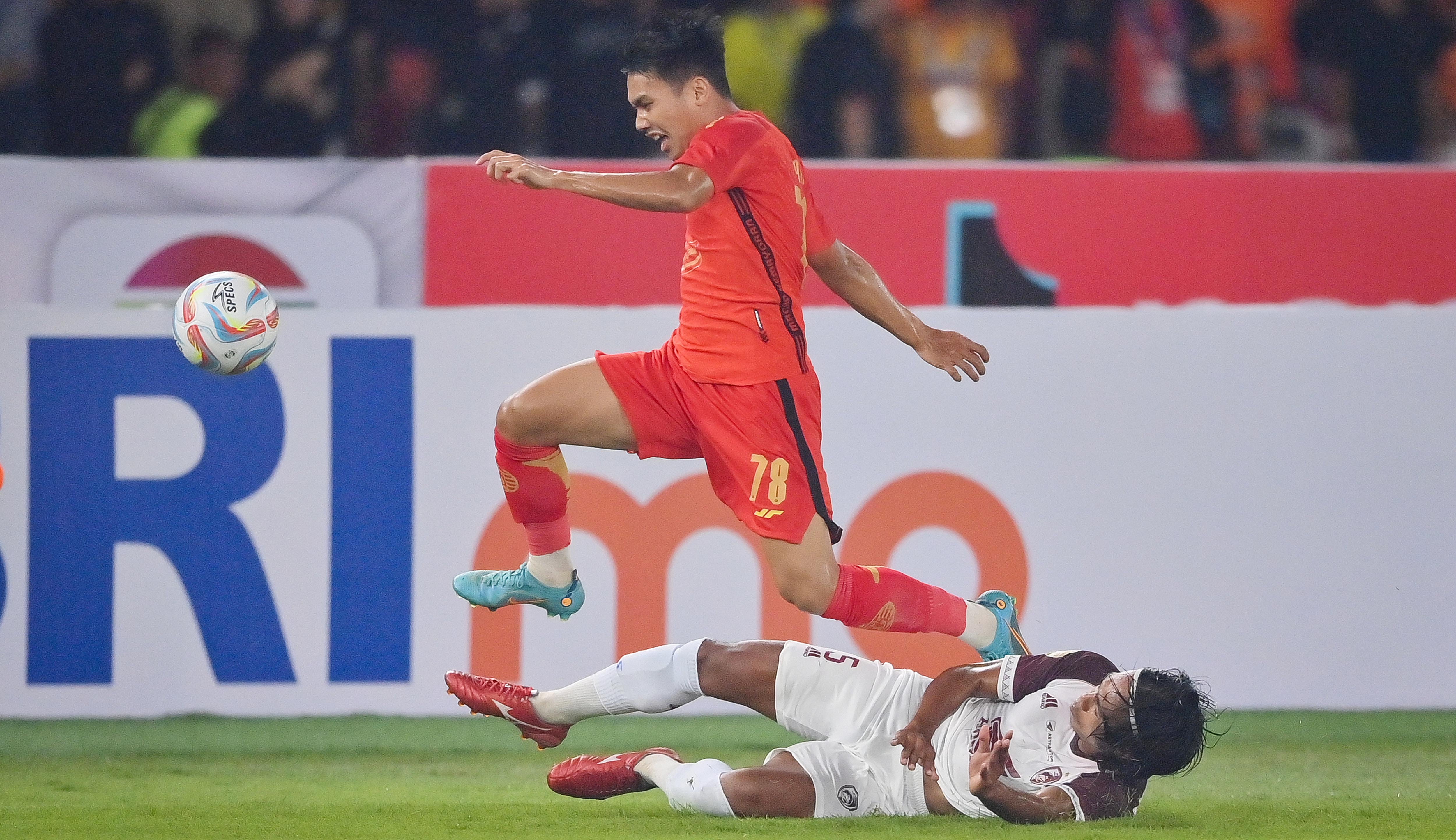 Pesepak bola Persija Jakarta Witan Sulaeman (atas) berebut bola dengan pemain PSM Makassar Erwin Gutawa pada laga perdana Liga 1 2023/2024