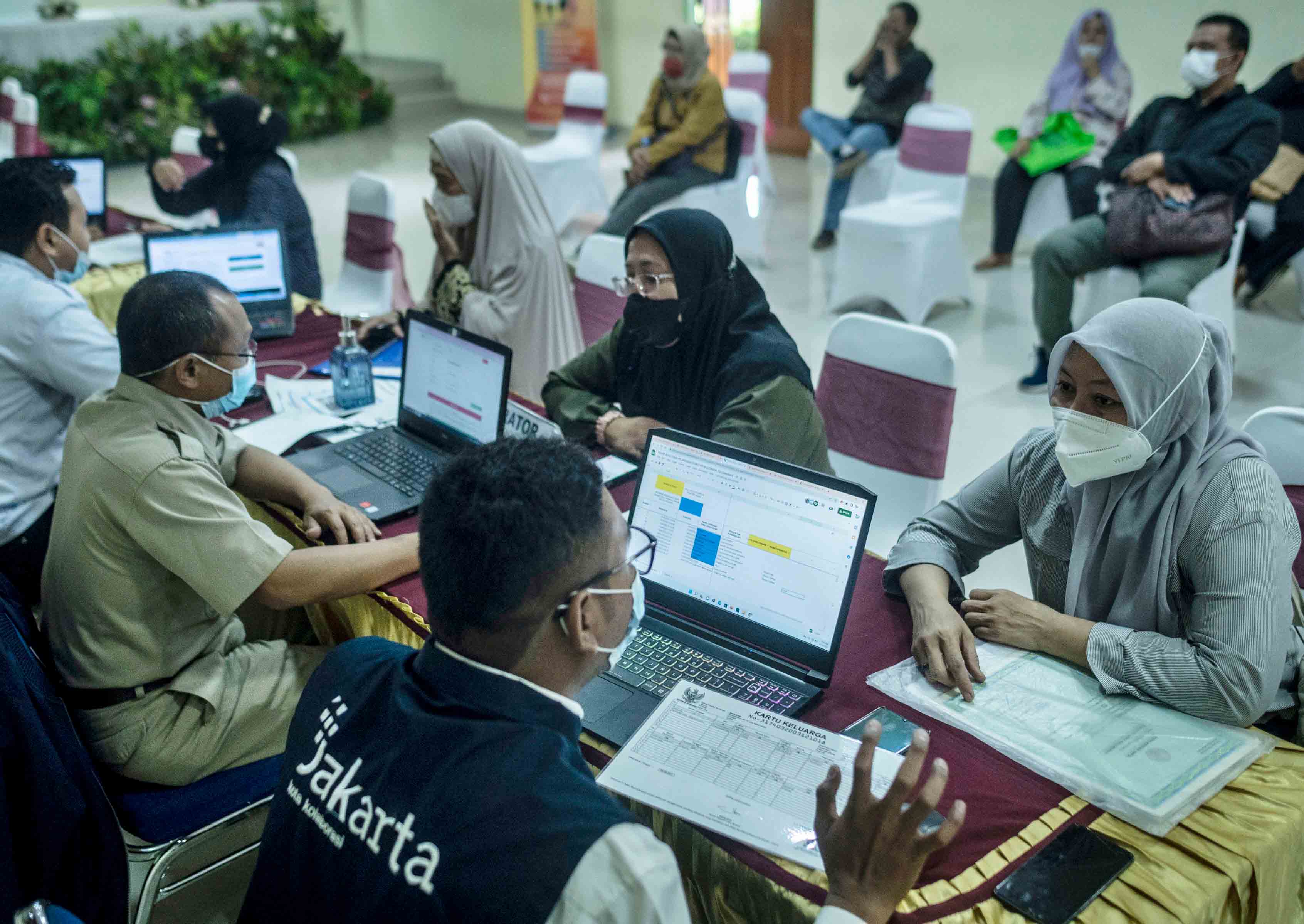 Ilustrasi. Warga konsultasi terkait pendaftaran PPDB jalur zonasi di Jakarta