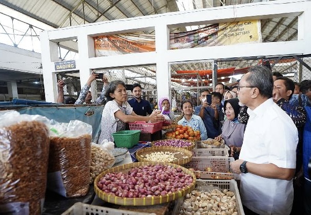 Mendag Zulkifli Hasan meninjau harga bahan pokok di Salatiga, Jawa Tengah