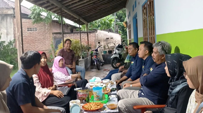 Direktur Polbangtan Malang, Setya Budhi Udrayana (kanan) mengunjungi Galih Pawestri, peternak burung puyuh, di Tulungagung, Jatim.