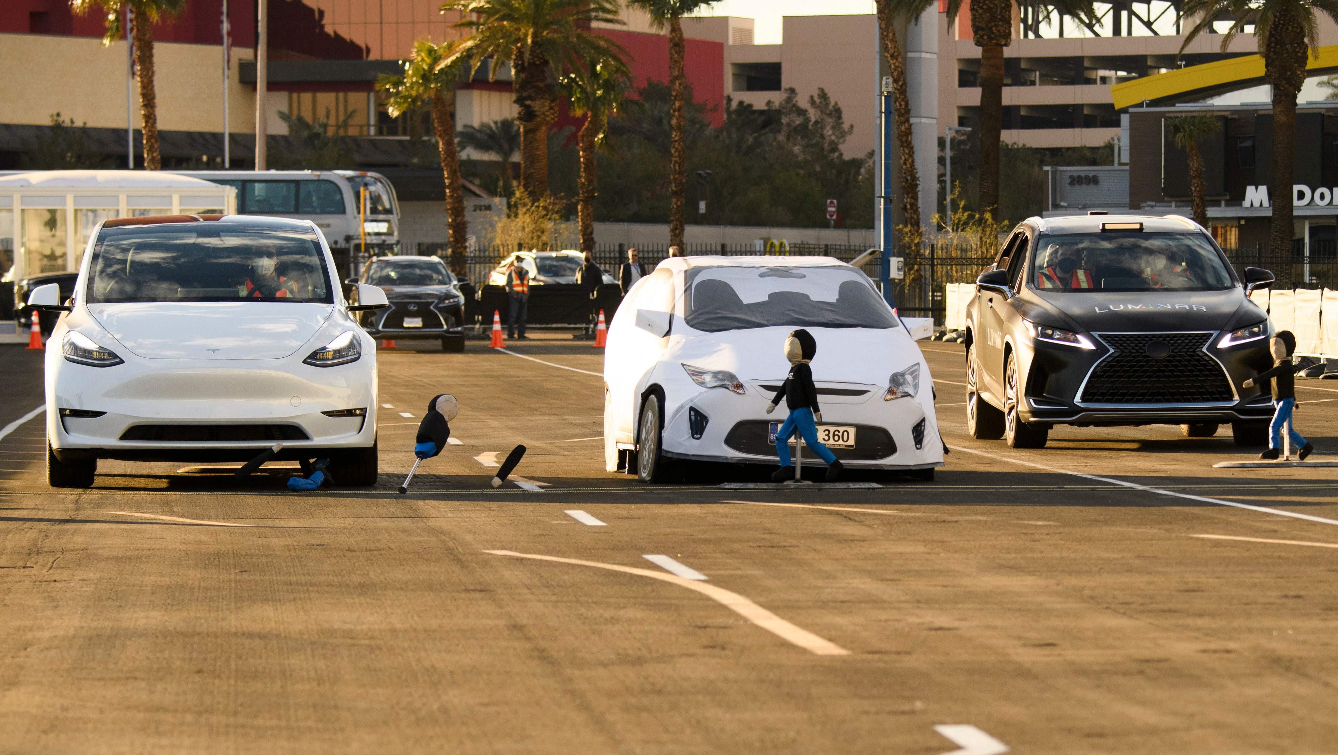 Kendaraan otonom Tesla menjalani uji coba dalam merespons objek di depannya. 
