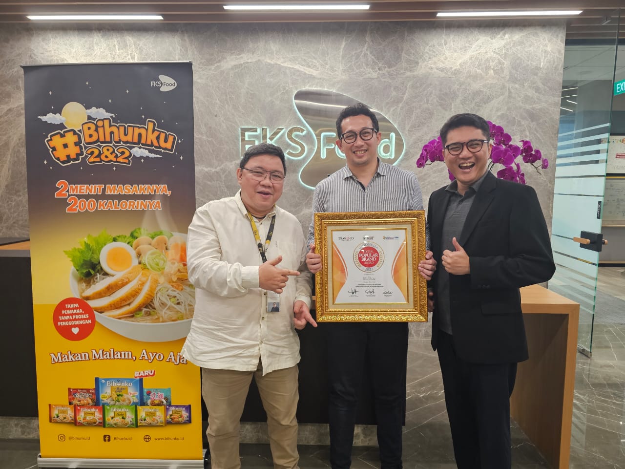 Corporate Secretary FKS Food Michael Hadylaya (kanan)