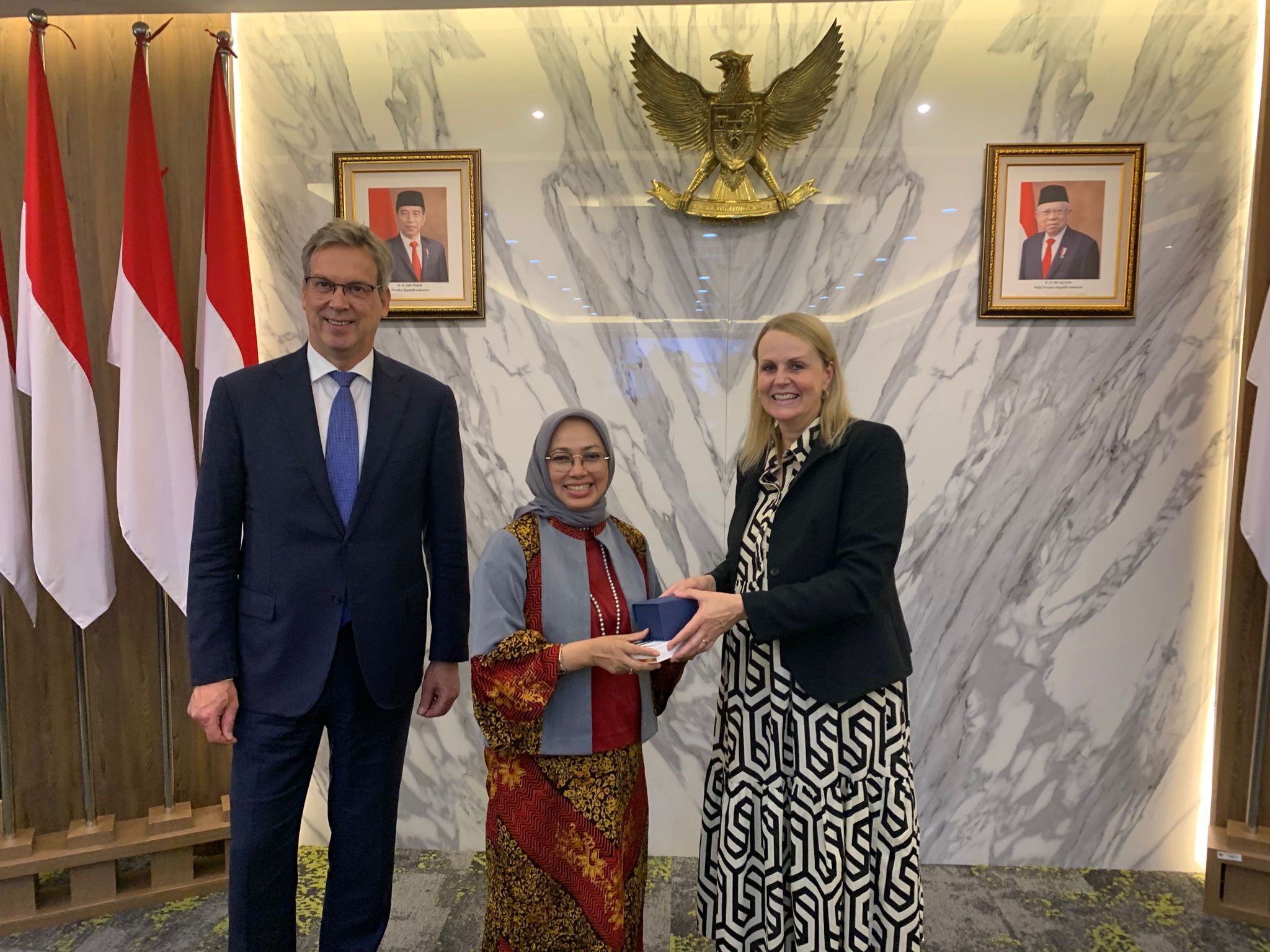 Dirjen Lingkungan Hidup dari Komisi Eropa, Florika Fink-Hooijer (kanan) dan Deputi Bappenas Vivi Yulaswati (tengah).